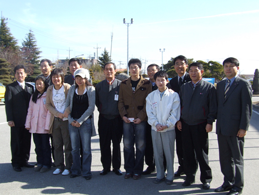 LG이노텍, 소년소녀가장들에게 사랑의 교복 전달 사진